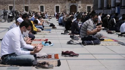 KONYA'DA, TAM KAPANMADA TEDBİRLİ CUMA NAMAZI