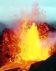 Lav püskürmesi dronla görüntülendi