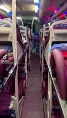 Cô gái diện nguyên đồ bảo hộ khi đi xe khách đường dài để chống dịch