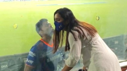 IPL 2021 : Suryakumar Kisses Wife Devisha Through A Glass, Fans Go Crazy || Oneindia Telugu