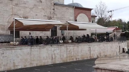 Aksaray'da "tam kapanmada" vatandaşlar cuma namazı kıldı