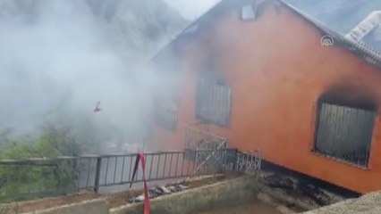 İki katlı ev yanarak kullanılamaz hale geldi
