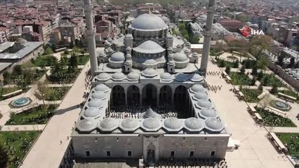 İstanbul'da tam kapanmada ilk cuma namazı kılındı