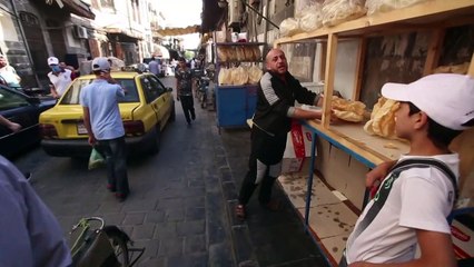 "الناعم" حلوى رمضانية تحافظ على شعبيّتها في دمشق وسط الغلاء