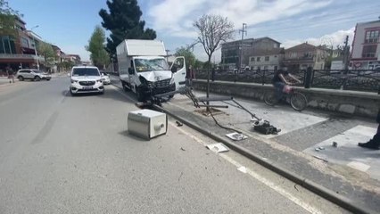 Son dakika: Polisin "dur" ihtarına uymayan sürücünün kullandığı kamyonet EDS direğine çarptı