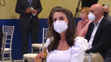 La Reina Letizia sorprende con un look juvenil de diez