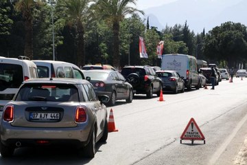 Tam kapanma denetiminde 2 kilometrelik araç kuyruğu