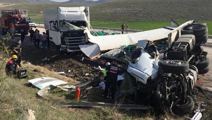 İki tırın çarpıştığı kazada ortalık savaş alanına döndü: 2 ölü