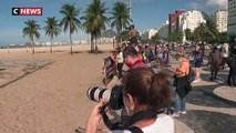 Des drapeaux brésiliens enterrés sur la plage de Copacabana pour manifester contre la gestion de la pandémie