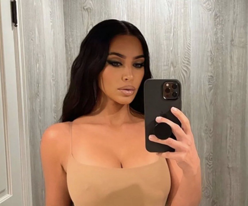 Kim Kardashian Debuts Platinum Blonde Hair And Bleached Eyebrows