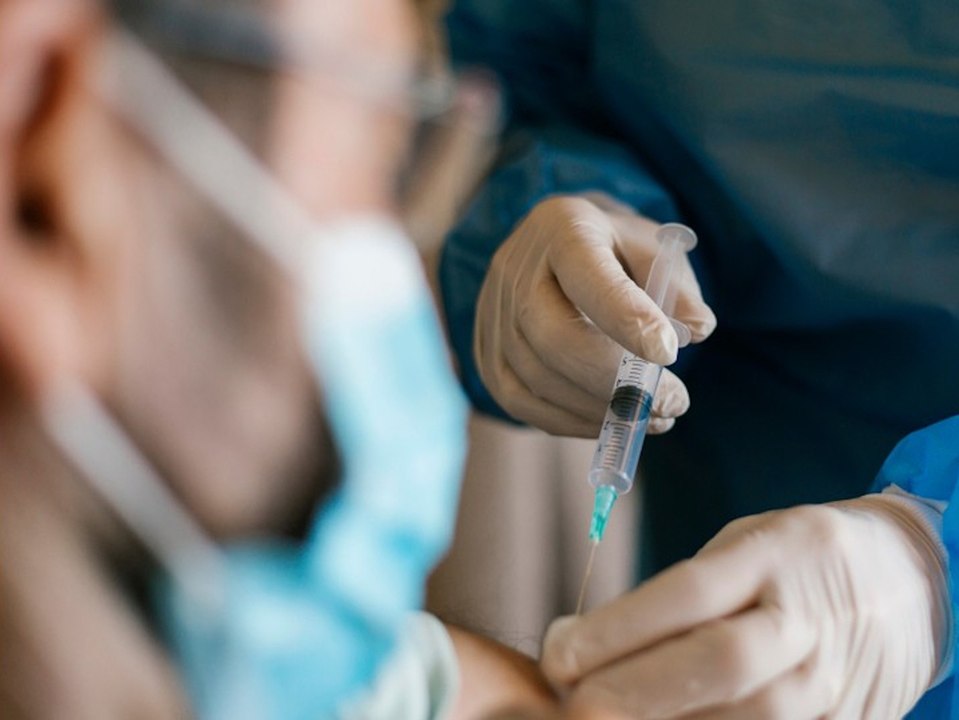 Mann in schwerin erhält fünffache corona-impfdosis