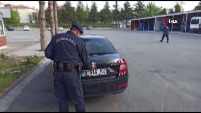 Konya'da jandarmadan kaçmak isteyen araçta ruhsatsız 45 tüfek ele geçirildi