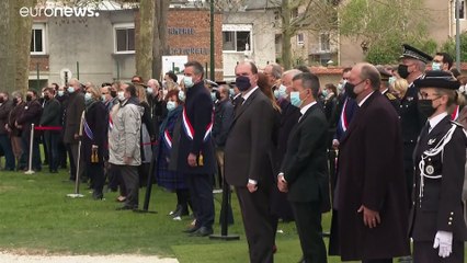 Francia, l'omaggio alla poliziotta uccisa dal terrorismo islamista