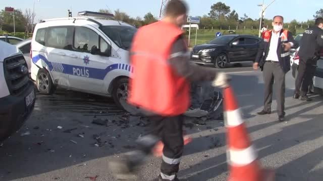 Arnavutköy'de polis otosuyla pikap çarpıştı, 2 polis yaralandı