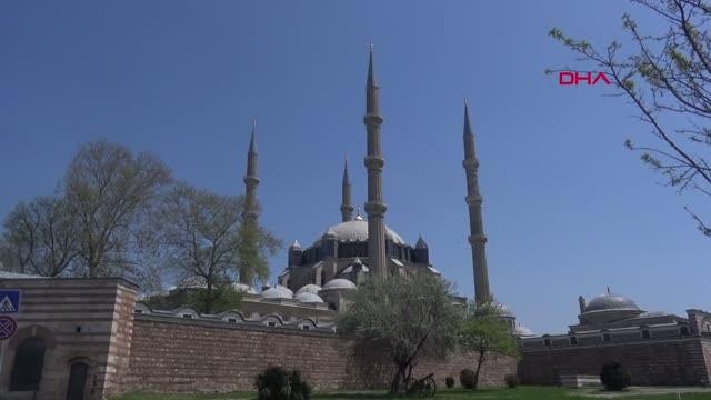 EDİRNE SELİMİYE'DE TAM KAPANMADA SOSYAL MESAFELİ İLK CUMA NAMAZI