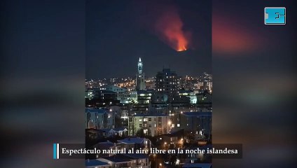 Espectáculo natural al aire libre en la noche islandesa