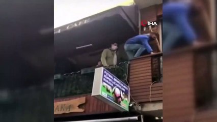 Polisin kafeyi bastığını görünce balkondan kaçmaya çalıştılar