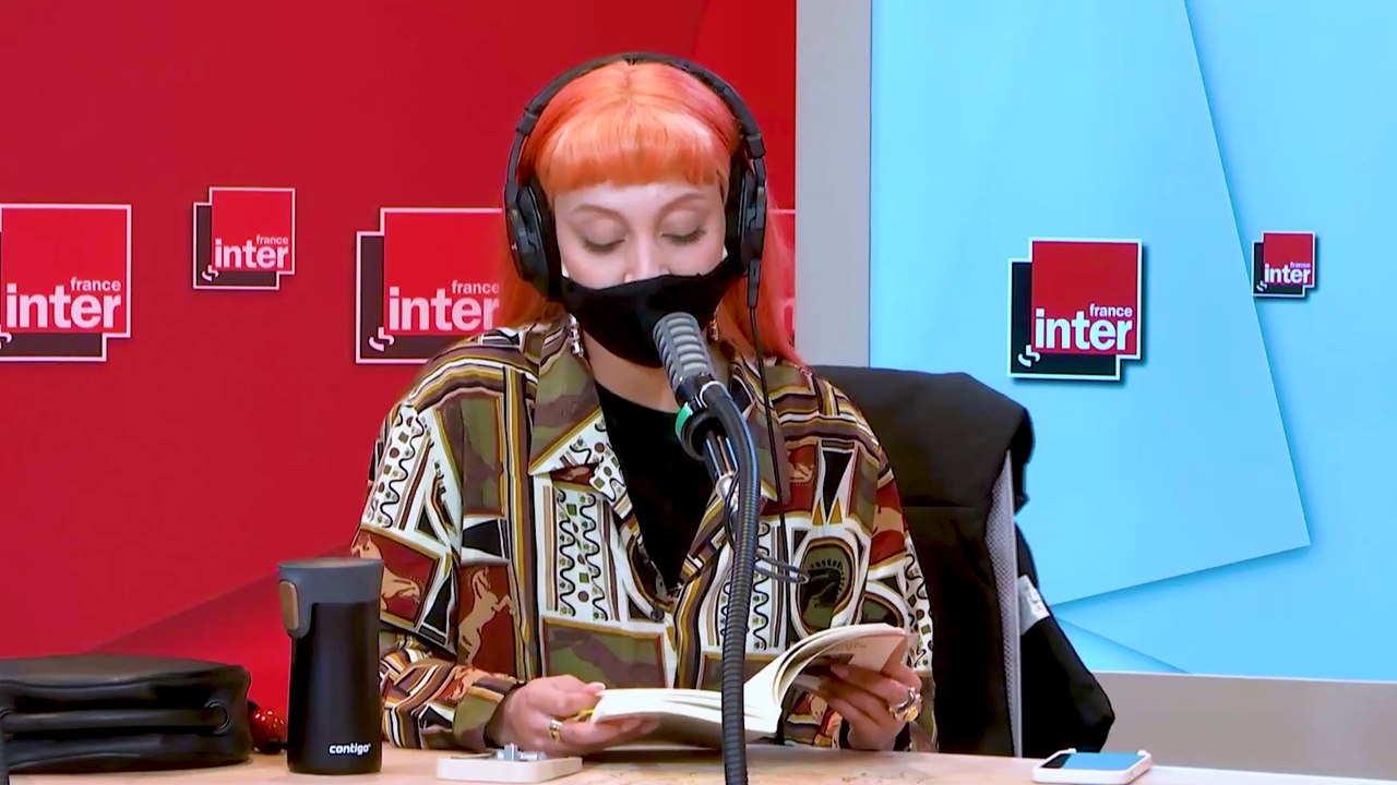 Joanna lit "Fragments d'un discours amoureux" dans Le Grand Urbain