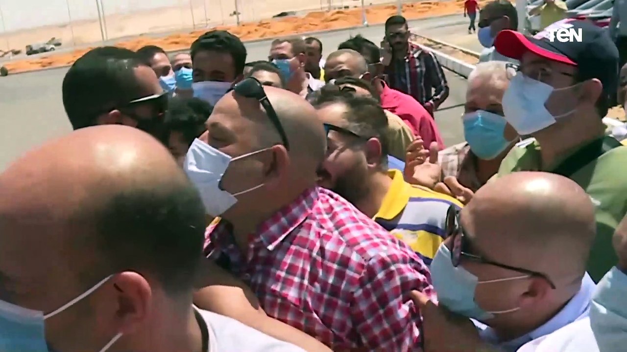 مواطن لـ السيسي": الناس كلها بتقول أنا شبه حضرتك.. والرئيس يرد "ياراجل حرام عليك"