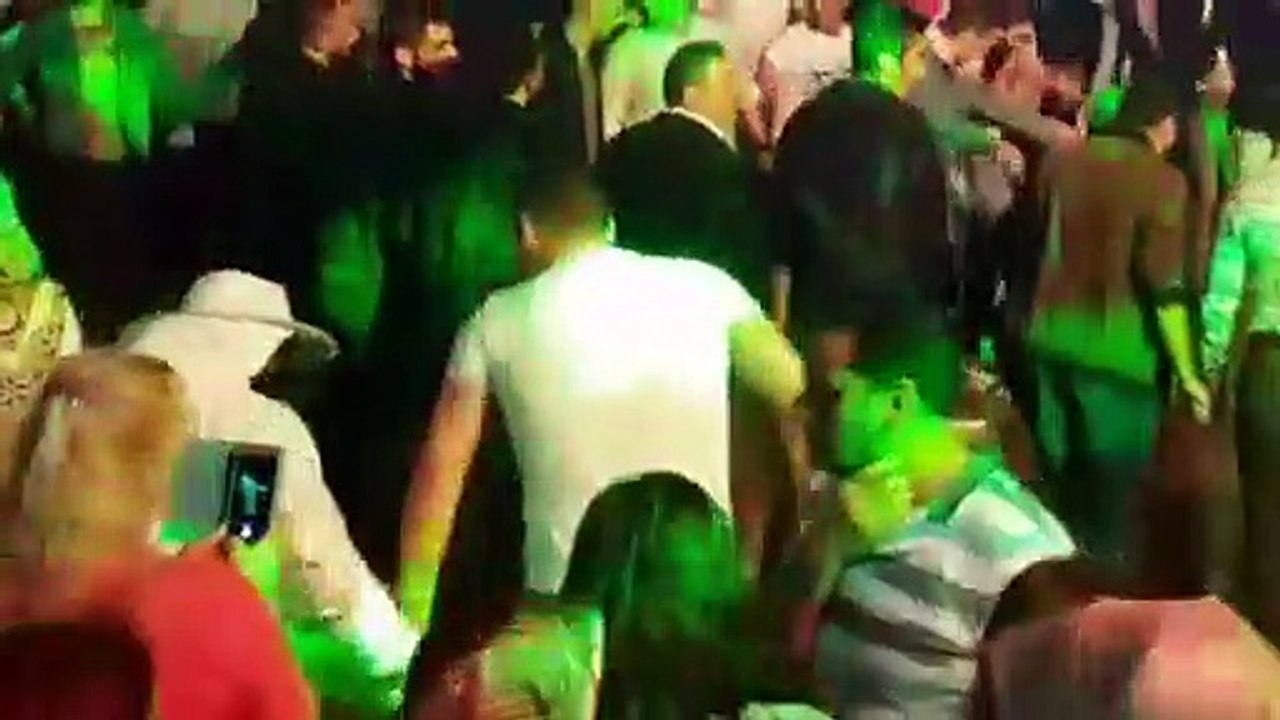 Arı kıyafetiyle horon tepen vatandaş