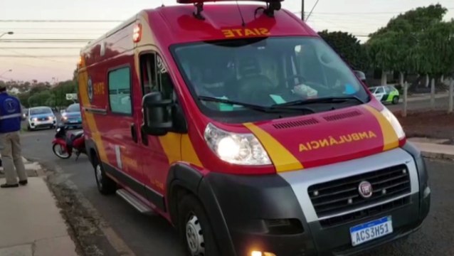Jovem fica ferido em acidente entre carro e moto no Bairro Santa Cruz