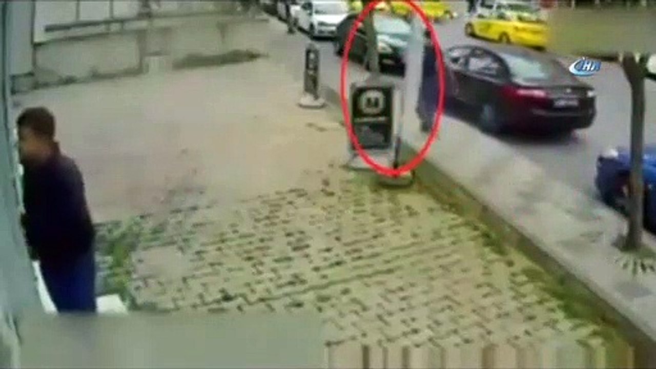 Başörtülü kadına alçak saldırı! Önce omuz sonra yumruk attı...