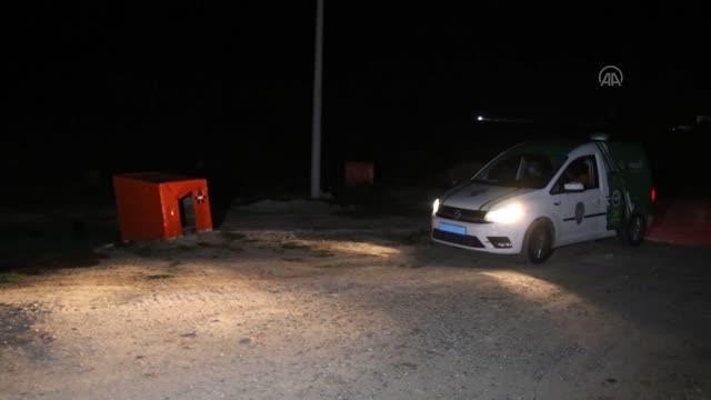 Polis ekipleri, tam kapanmada sokak hayvanlarını besledi