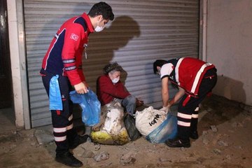 Son dakika gündem: AÇIK BIRAKILAN KANALİZASYON ÇUKURUNA DÜŞEN KADINI, İTFAİYE KURTARDI