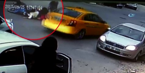 Motosikletli çift yaşlı kadını ezdi!