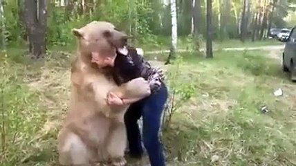 Ayıyla kucaklaşan adam görenleri hayrete düşürdü!