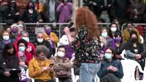 Cristina Fallarás monta una surrealista performance en el mitin de Unidas Podemos en Vallecas