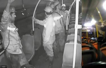 İşten çıkan madenciler otobüsün koltukları kirlenmesin diye ayakta seyahat etti