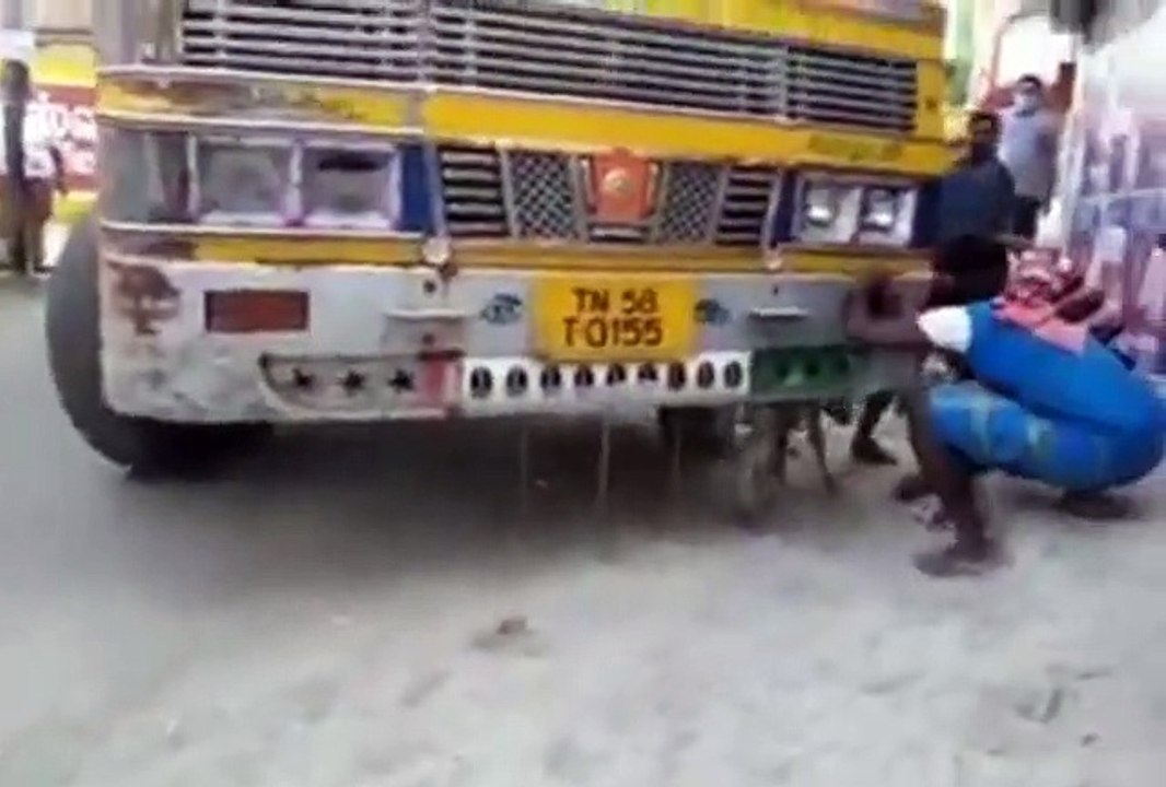 லாரிக்கு அடியில் சிக்கிய கன்று.. அங்கும் இங்கும் பதறி ஓடிய பசு.. மீட்ட மக்கள்.. அவளும் தாய்தானே!