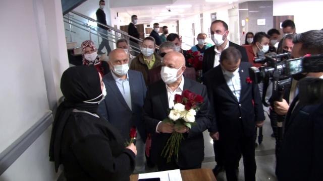 Hak-İş üyelerinden sağlık çalışanlarına karanfil