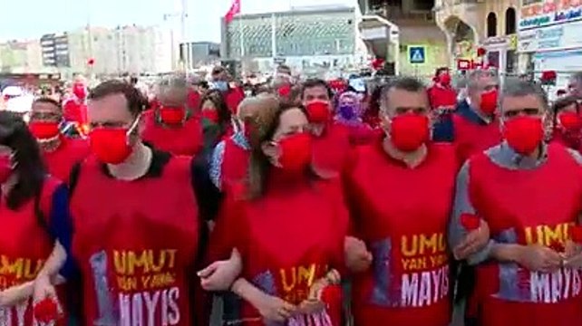 Disk, Taksim Cumhuriyet Anıtı'na çelenk bıraktı