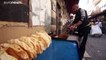 شاهد: خبز رمضان "الناعم" تقليد دمشقي مستمر رغم أزمة غلاء تعصف بالسوريين