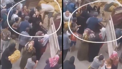 Görüntüler utanç verici! Görevli, dağıtım sırasında patates almak isteyen genci böyle boğazladı