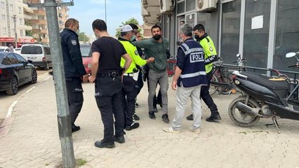 Kısıtlamada 'dur' ihtarına uymadı, polisin üzerine sürünce böyle etkisiz hale getirildi
