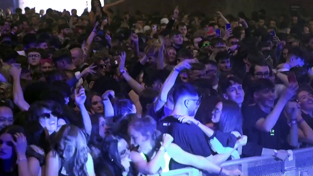 Losgelöst in Liverpool: 3000 Partygänger clubben ohne Maske und Abstand