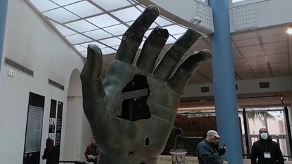 로마 콘스탄티누스 대제 청동상 손가락 5백 년 만에 제자리로 / YTN