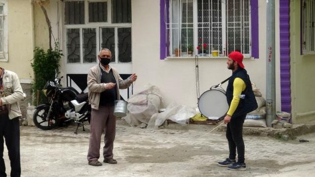 Ramazan davulcuları bahşişlerini toplamaya başladı