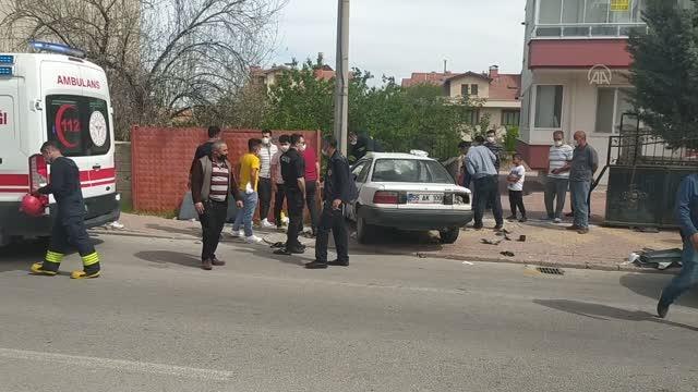 Son dakika haberi! Kaza yaptıkları otomobilde sıkışan iki kardeş, kollarında serumla kurtarılmayı bekledi
