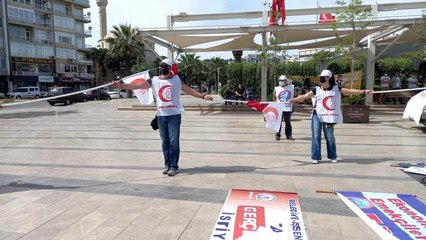Polis mesafe denetimi yaptı, sendikacılar 1 Mayıs halayını böyle çekti