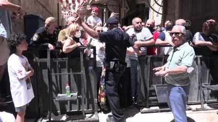 Son Dakika | İsrail, Kudüs'teki Kıyamet Kilisesi'nde "kutsal ateş" ayinine katılmak isteyen bazı Hristiyanları engelledi
