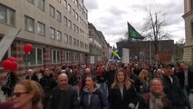 Son dakika haberi! STOCKHOLM - 1 Mayıs'ı bahane ederek Kovid-19 kısıtlamalarını protesto eden gruba polis müdahale etti