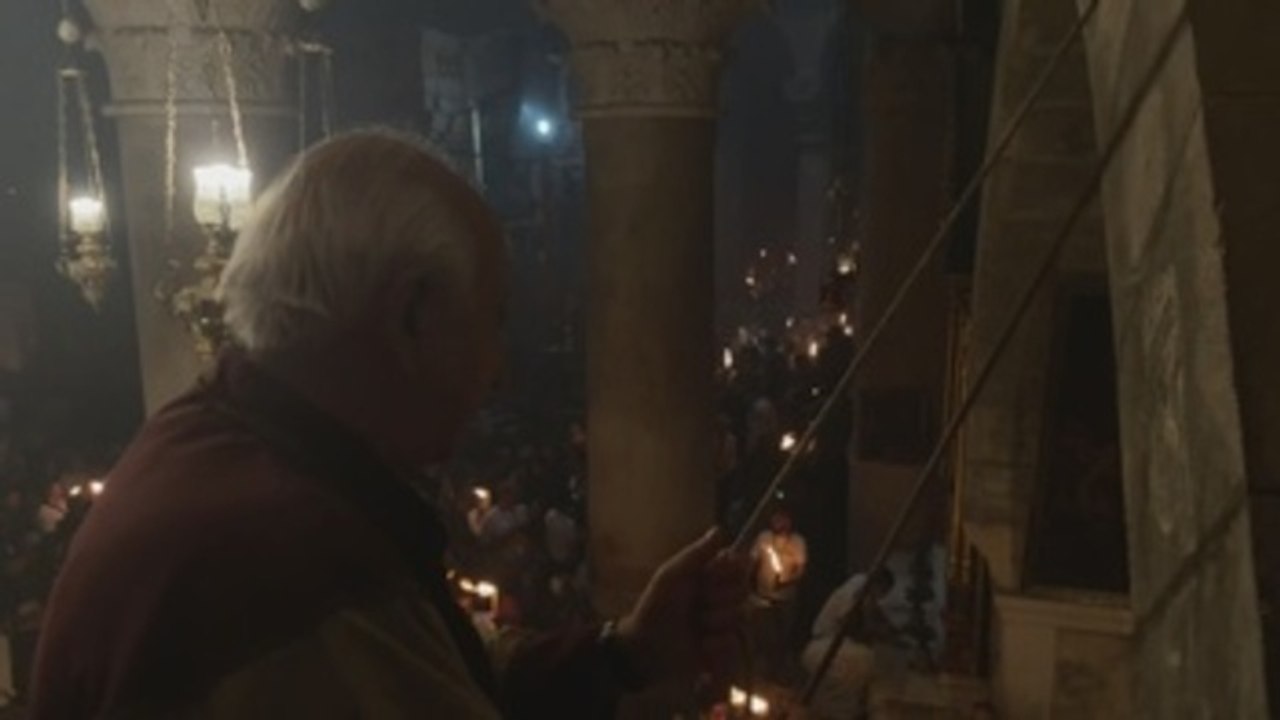 El fuego sagrado ilumina a los fieles en Sábado Santo ortodoxo en Jerusalén