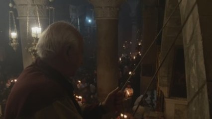 El fuego sagrado ilumina a los fieles en Sábado Santo ortodoxo en Jerusalén