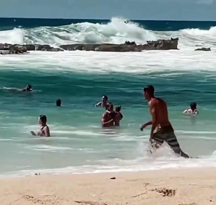 Un enfant prend 10 ans sous une vague