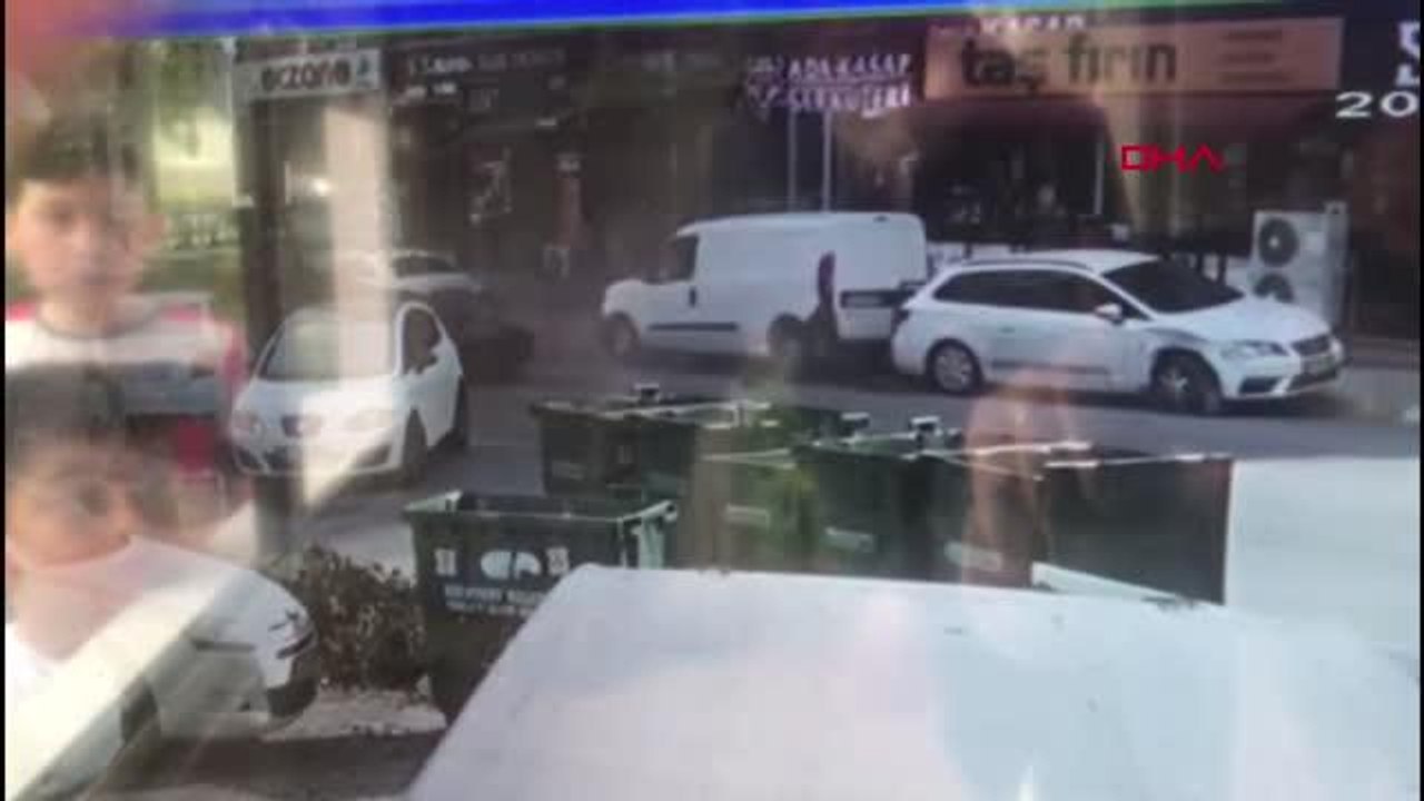 Son dakika haberleri... BOŞ YOLDA PARK HALİNDEKİ OTOMOBİLE ÇARPIP TAKLA ATTI; KAZA ANLARI KAMERADA