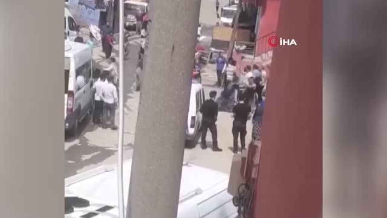 Sopasını kapan kavgaya koştu, ortalık savaş alanına döndü...İki grup arasındaki taşlı, sopalı kavga kamerada